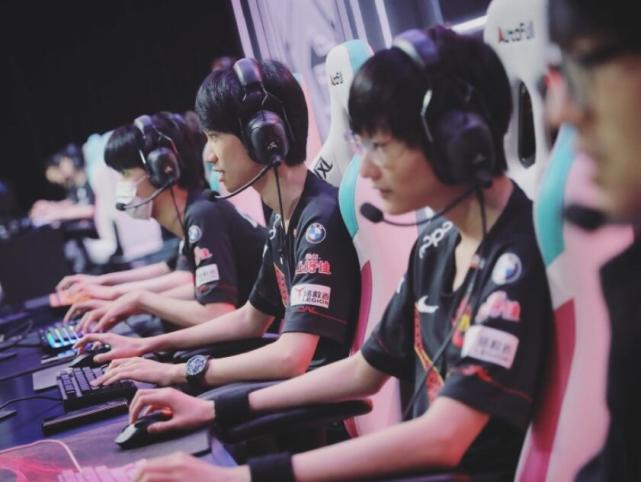 中国足球的 中国足球的